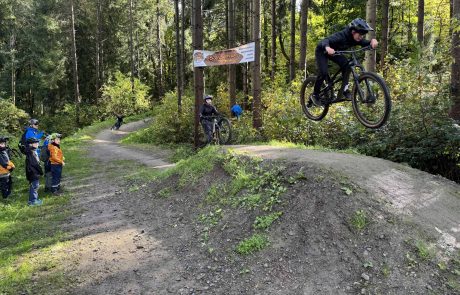 Kinder schauen einem Biker am Table im Wald zu – Bikeparcours Bad Fredeburg