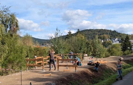 Eingang zum Pumptrack mit Holzgeländer und Besuchern – Pumptrack Bikeparcours Bad Fredeburg