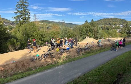 Kinder, Jugendliche und Eltern treffen sich am Pumptrack – Pumptrack Bikeparcours Bad Fredeburg