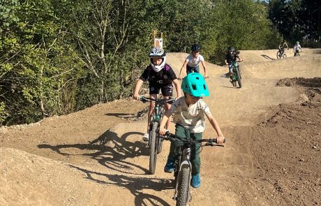 Kinder fahren über die Wellen des Pumptracks – Pumptrack Bikeparcours Bad Fredeburg