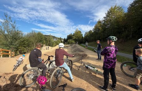 Kinder und Eltern mit Bikes am Start des Pumptracks – Pumptrack Bikeparcours Bad Fredeburg