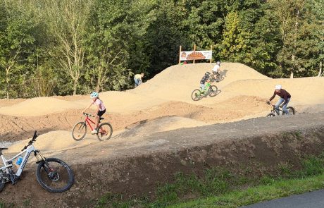 Kinder und Jugendliche fahren über die Wellen des Pumptracks – Pumptrack Bikeparcours Bad Fredeburg