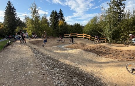 Viele Kinder und Jugendliche fahren auf dem fertigen Pumptrack – Pumptrack Bikeparcours Bad Fredeburg