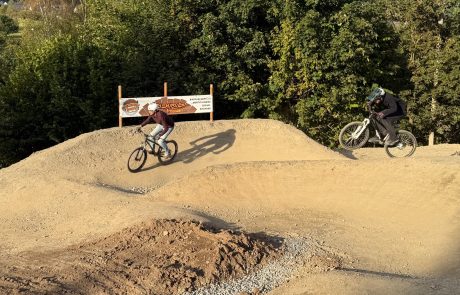 Zwei Biker auf den Wellen des Pumptracks – Pumptrack Bikeparcours Bad Fredeburg