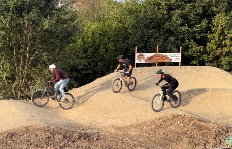 Drei Biker fahren über die Wellen des Pumptracks – Pumptrack Bikeparcours Bad Fredeburg