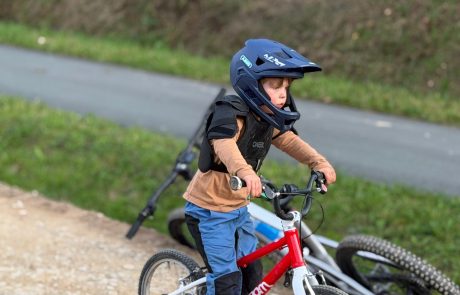 Kind mit Fullface-Helm auf dem Laufrad am Pumptrack – Pumptrack Bikeparcours Bad Fredeburg