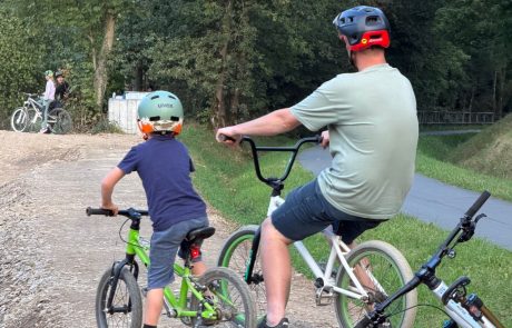 Kind und Erwachsener mit Bikes am Start des Pumptracks – Pumptrack Bikeparcours Bad Fredeburg