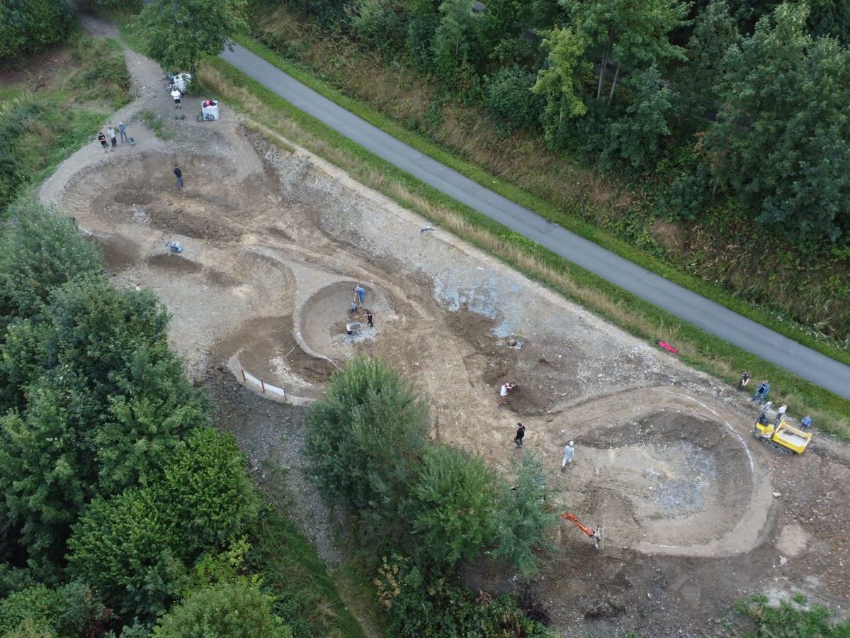 Luftaufnahme vom Bau des Bikeparcours 2.0 der SteilKurvenFreunde